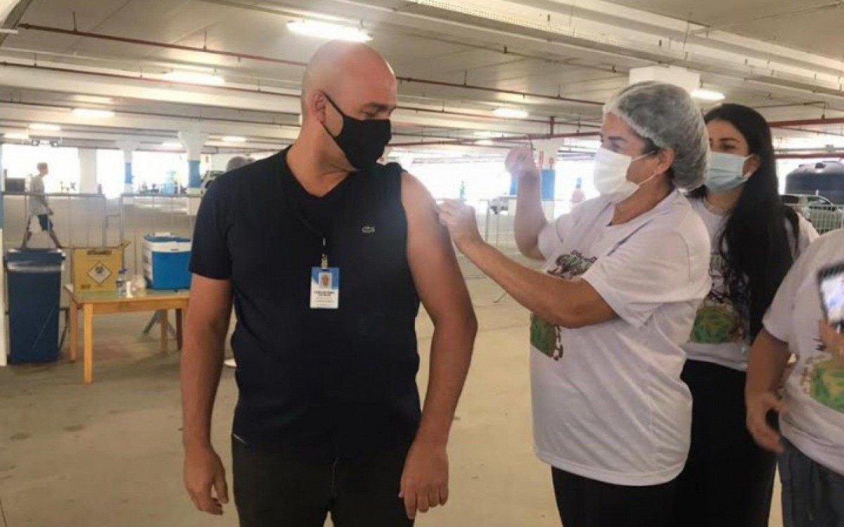 Prefeito F&aacute;bio do Pastel aproveitou o momento para se vacinar dando exemplo de cidadania 