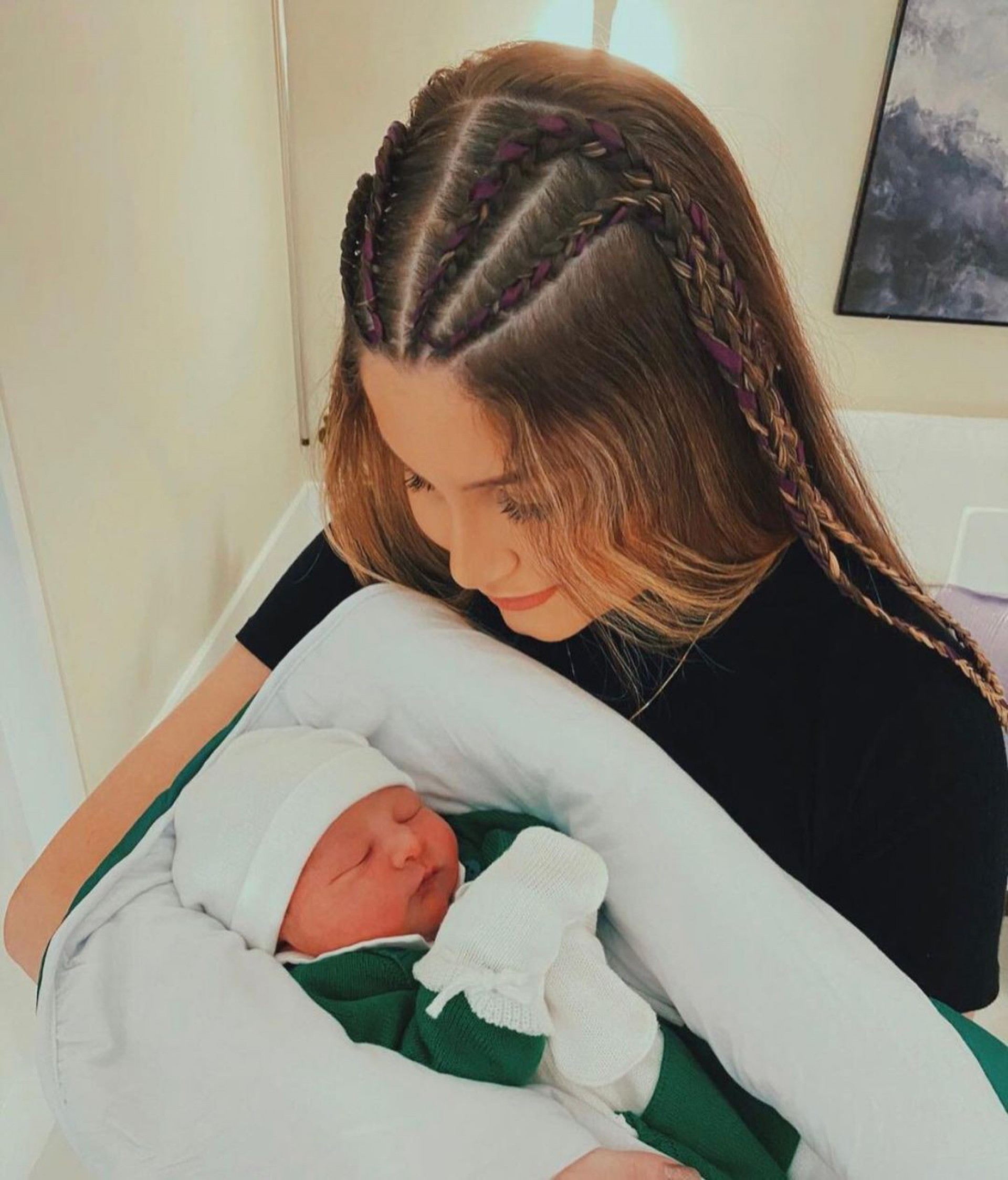 Cris, filho de Bianca Andrade, no colo da tia Íris - Reprodução