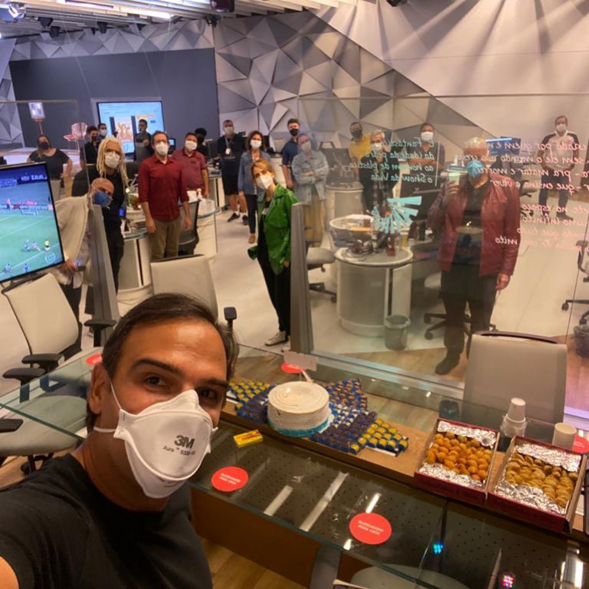 Tadeu Schmidt comemora aniversário no 'Fantástico' - Reprodução