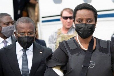 Viúva de presidente morto volta ao Haiti com colete à prova de balas