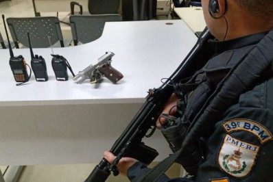 PM apreende pistola e rádios transmissores após troca de tiros em Belford Roxo
