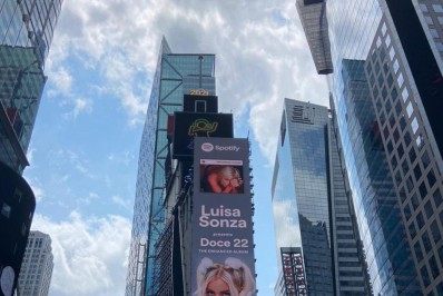 Internacional! Luísa Sonza comemora outdoor na Times Square
