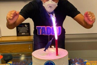 Tadeu Schmidt ganha festa de aniversário nos bastidores do 'Fantástico'