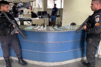 PM prende quatro bandidos em Belford Roxo e apreende drogas no bairro Roseiral