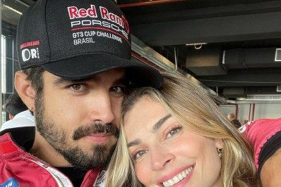 Caio Castro vence competição de carros e comemora com Grazi