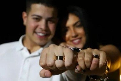 MC Jottapê pede namorada em casamento: 'Minha mulher'