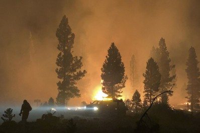 Grande incêndio florestal cresce nos EUA obriga autoridades a ordenar novas evacuações