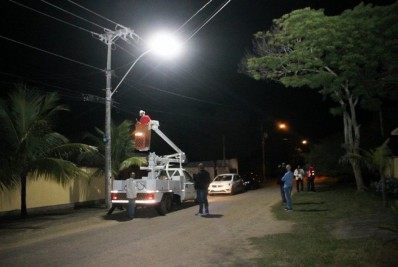 Búzios faz operação para troca de lâmpadas de sódio por led, gerando economia de 50% aos cofres públicos