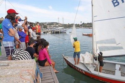 Alunos da escolinha de Vela de Búzios tem primeira aula no mar