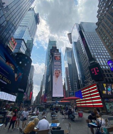 Novo álbum de Luísa Sonza é divulgado na Times Square, em Nova York - Reprodução
