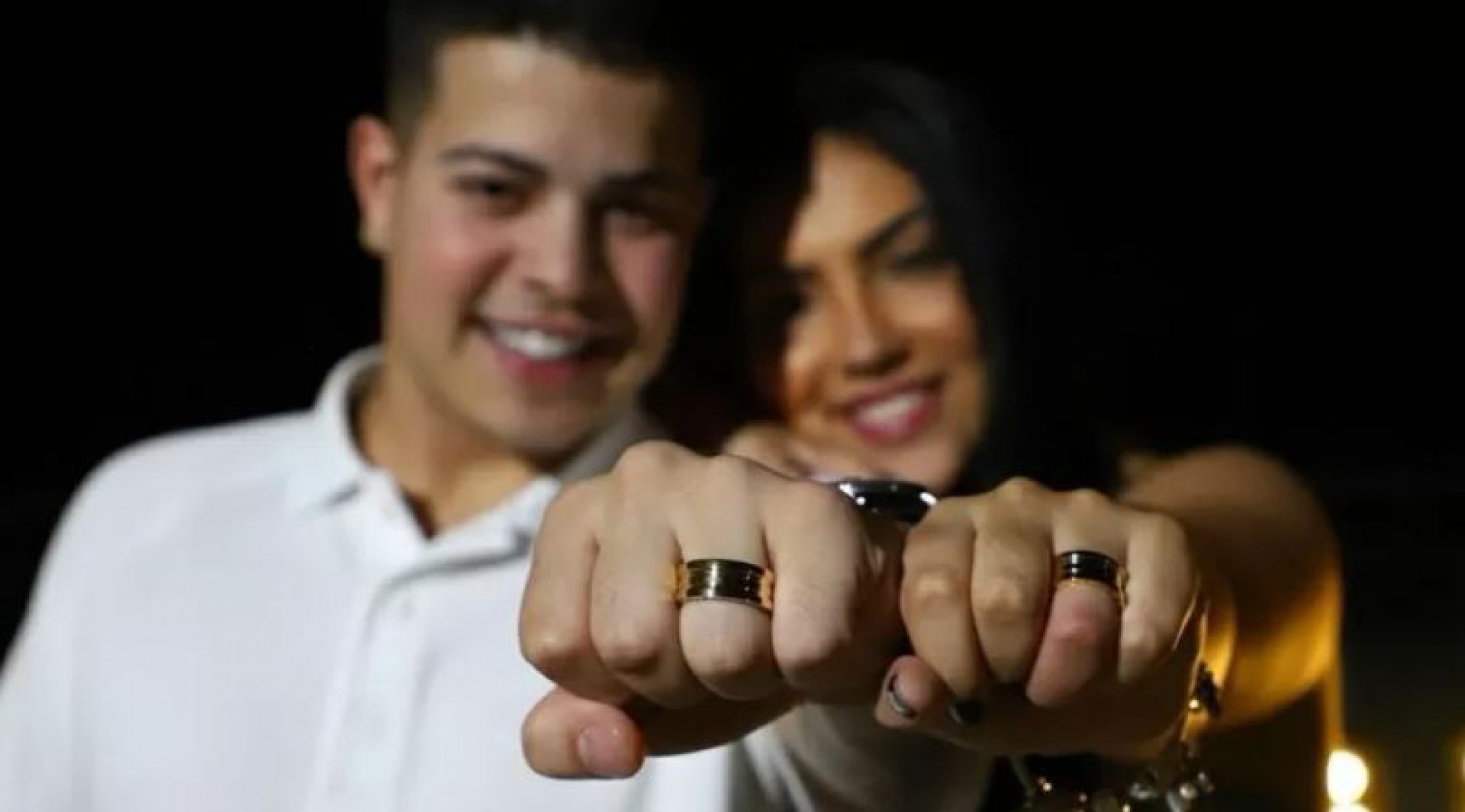 MC Jottap&ecirc; pede namorada em casamento
