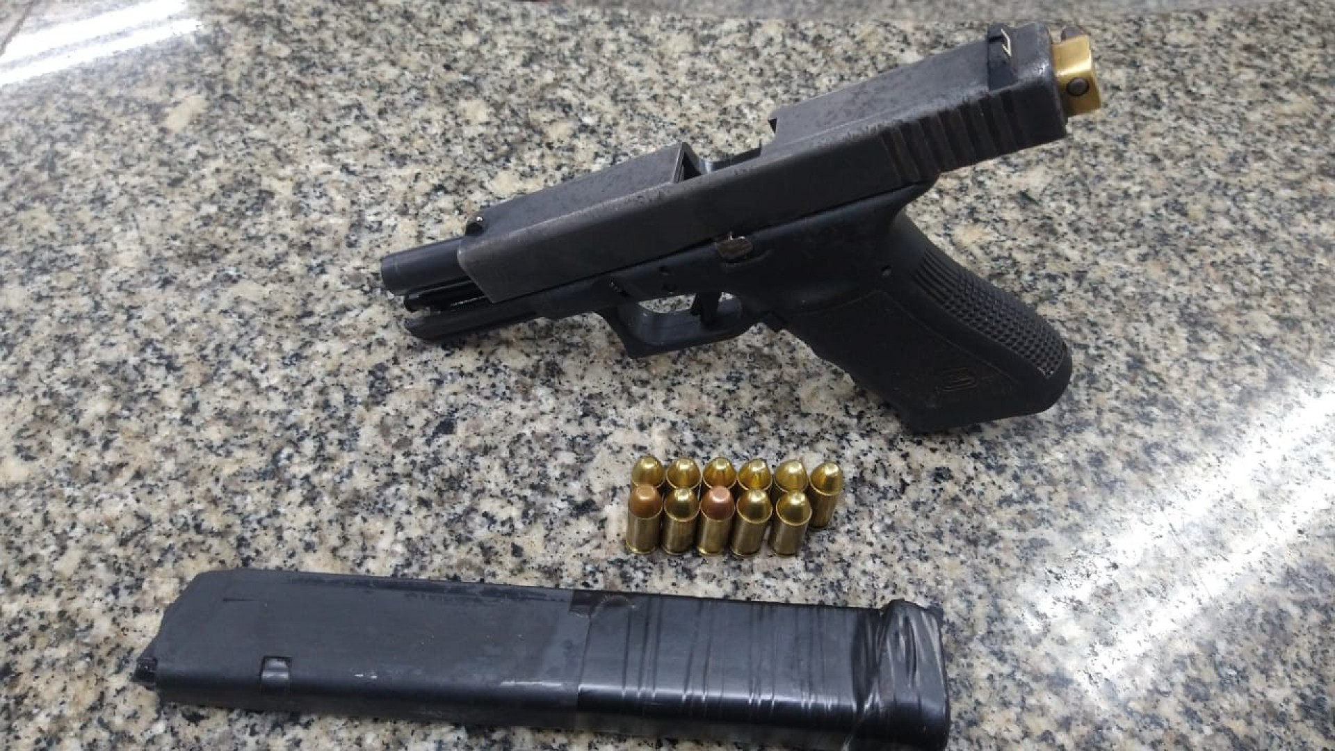 Pistola apreendida após confronto no bairro Minerlândia em VR