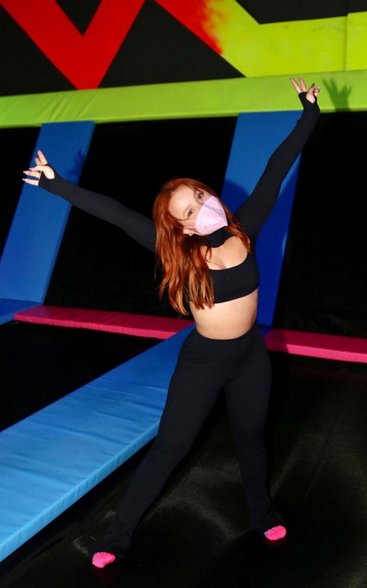 Larissa Manoela brinca em parque de divers&otilde;es no Rio