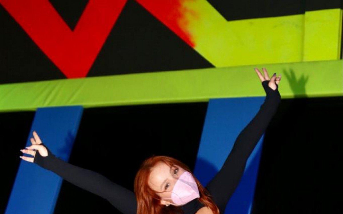 Larissa Manoela brinca em parque de diversões no Rio