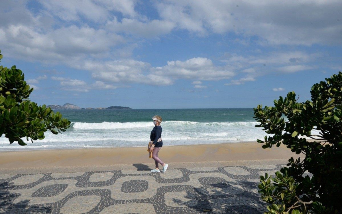 Cariocas caminharam e pedalaram de casacos na orla por conta da baixa temperatura