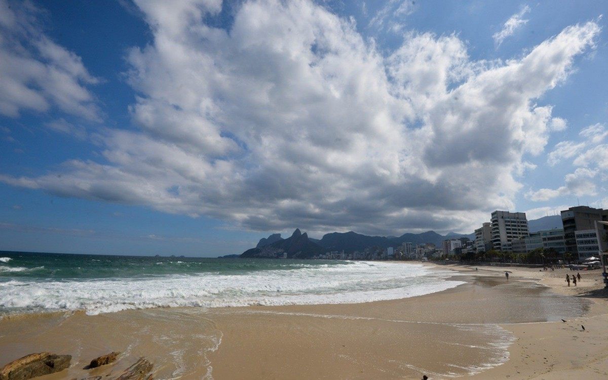 Segunda-feira teve mar agitado e vento forte nas praias de Ipanema e Arpoador