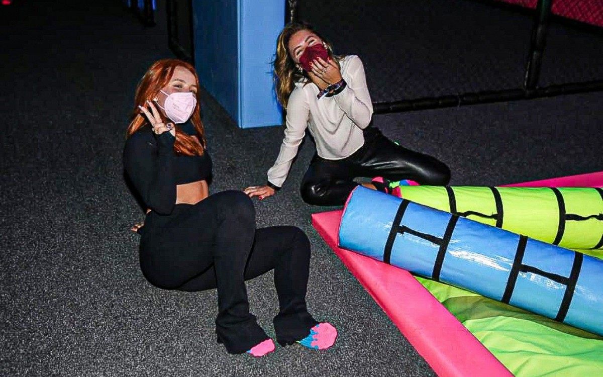 Larissa Manoela brinca em parque de diversões no Rio