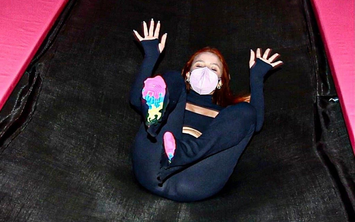 Larissa Manoela brinca em parque de diversões no Rio