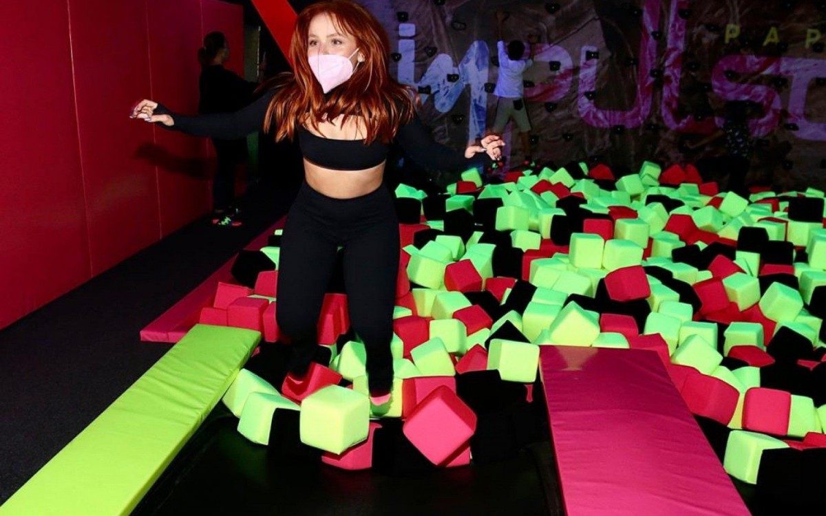 Larissa Manoela brinca em parque de diversões no Rio