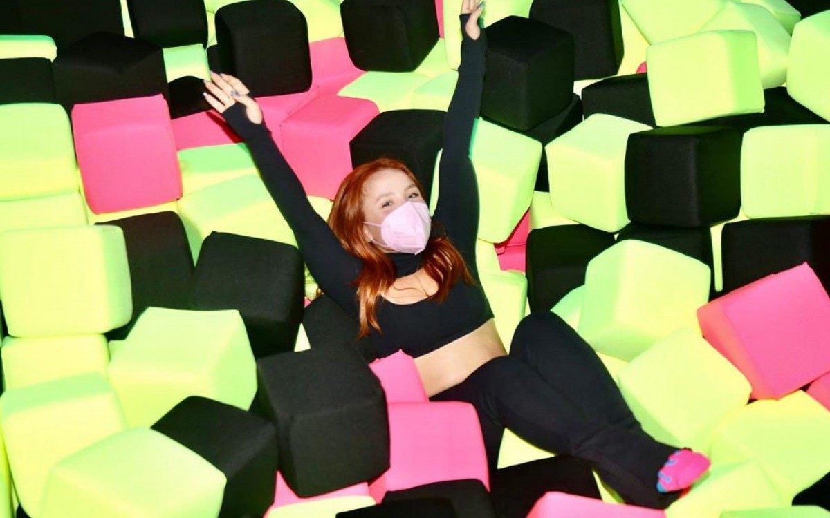 Larissa Manoela brinca em parque de diversões no Rio