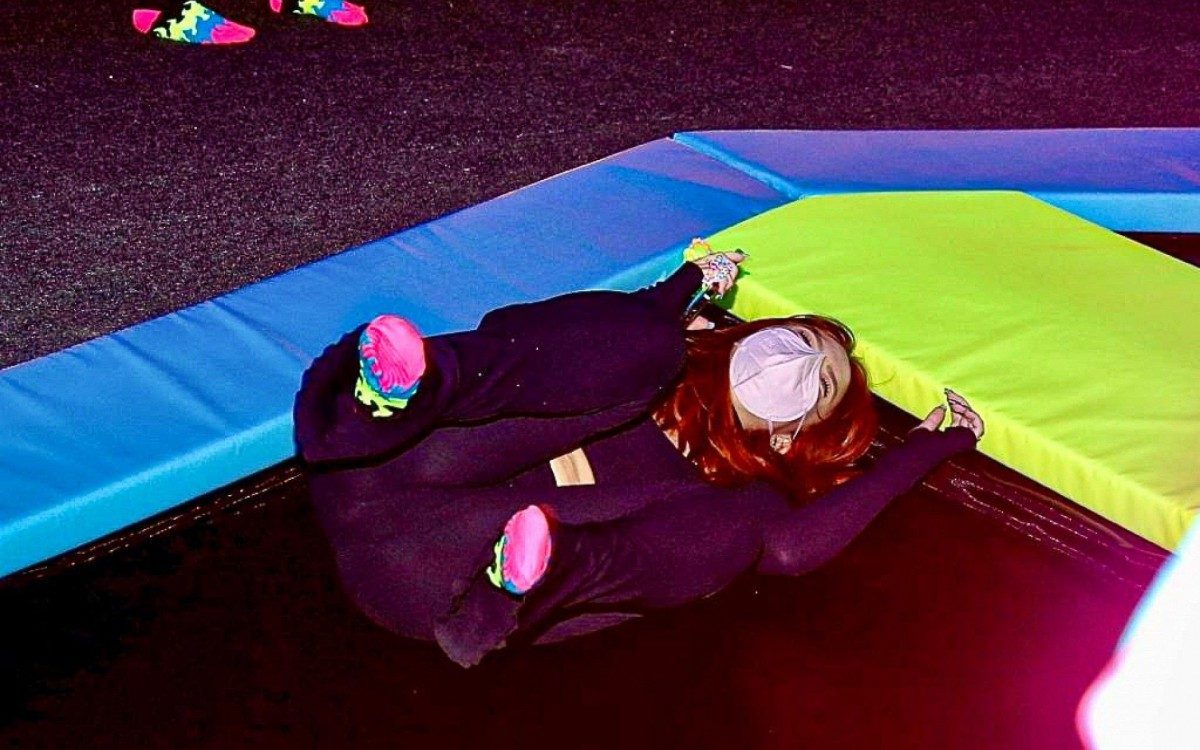 Larissa Manoela brinca em parque de diversões no Rio