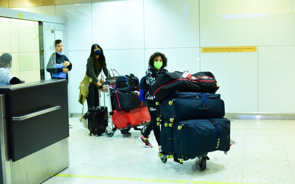 Marcos Mion desembarca com a fam&iacute;lia no aeroporto de Guarulhos, em S&atilde;o Paulo, na manh&atilde; desta segunda-feira