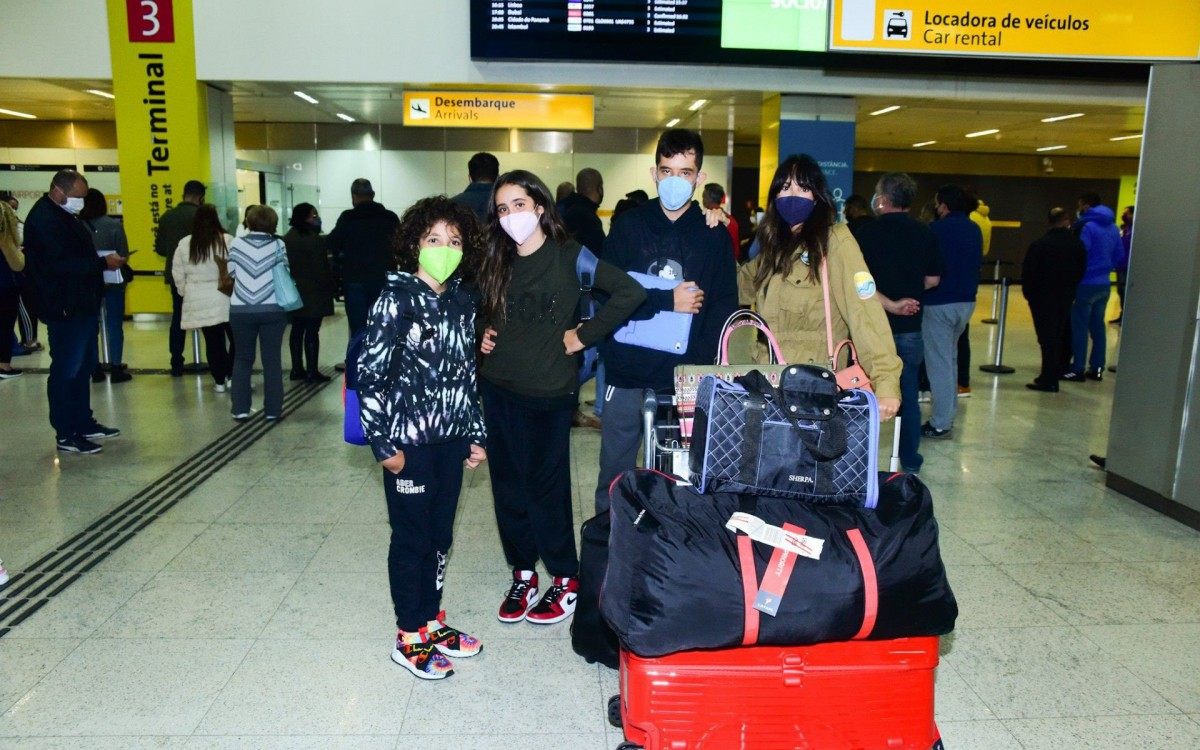 Marcos Mion desembarca com a fam&iacute;lia no aeroporto de Guarulhos, em S&atilde;o Paulo, na manh&atilde; desta segunda-feira