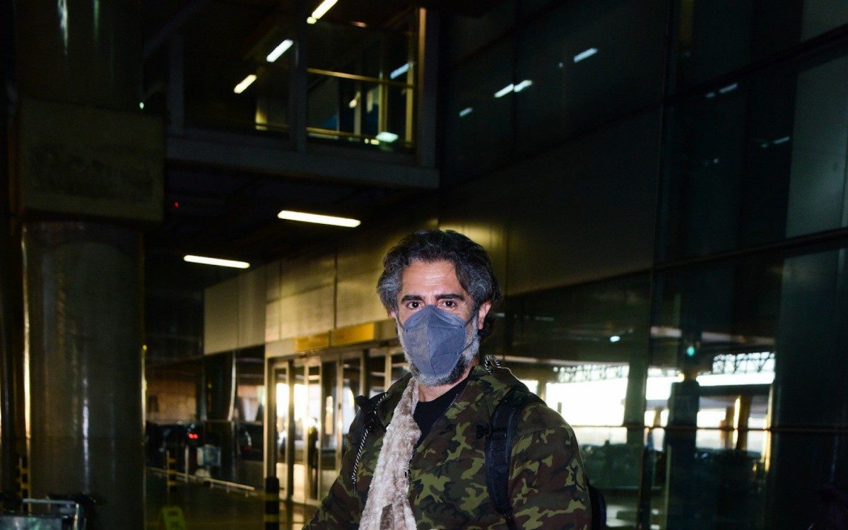 Marcos Mion desembarca com a família no aeroporto de Guarulhos, em São Paulo, na manhã desta segunda-feira