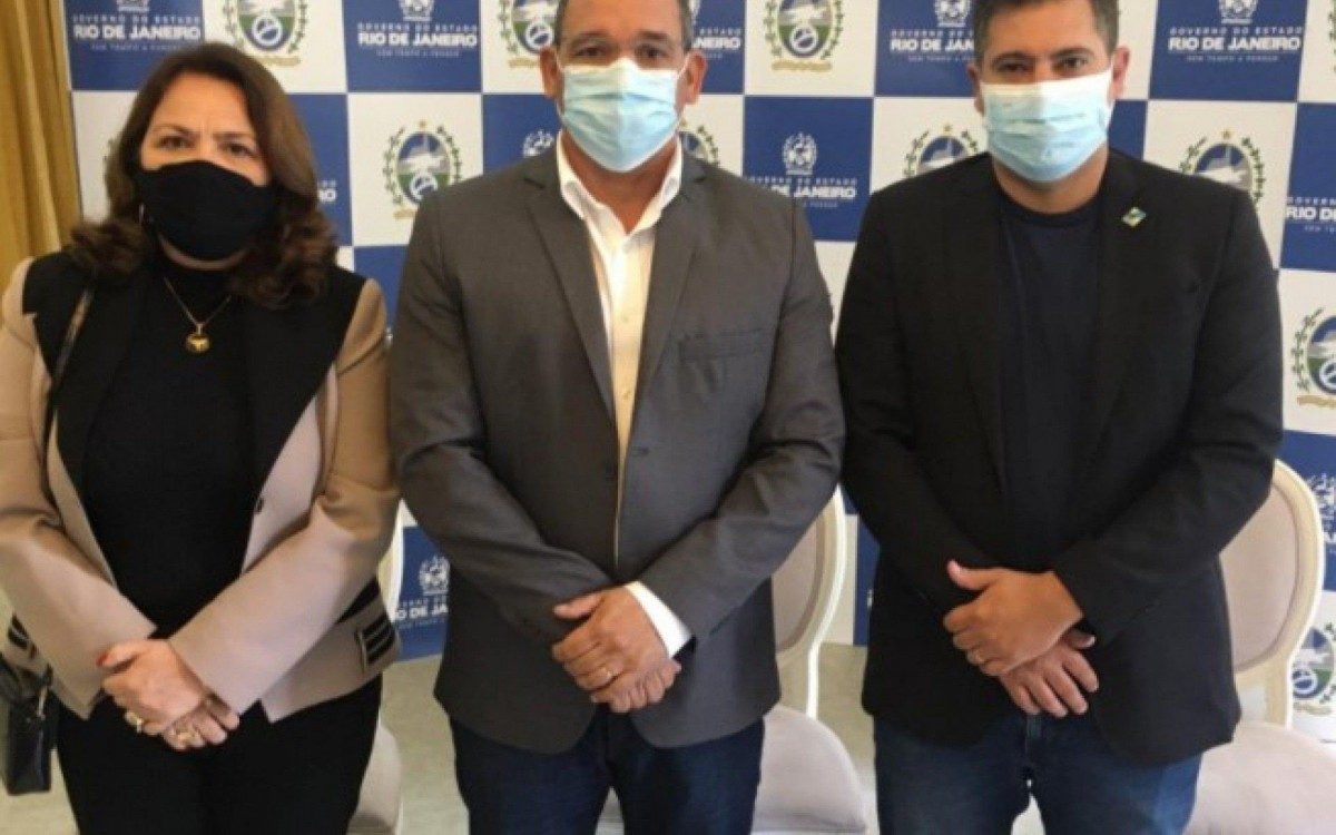 Prefeito de Arraial do Cabo, Marcelo Magno e a secret&aacute;ria de Educa&ccedil;&atilde;o, Isalira Gomes; com Dr Serginho 