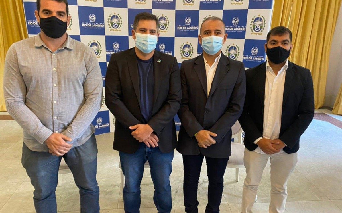 Prefeito de Iguaba, Vantoil Martins com secret&aacute;rio de Governo, Jales Lins; chefe de Gabinete, Fabio Costa; e secret&aacute;rio Estadual de Ci&ecirc;ncia e Tecnologia, Dr Serginho 