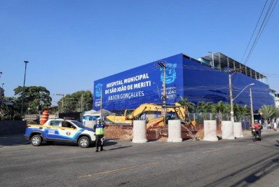 Obra de drenagem é realizada em frente ao Hospital Municipal