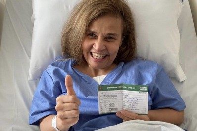Claudia Rodrigues recebe a segunda dose da vacina contra a Covid-19