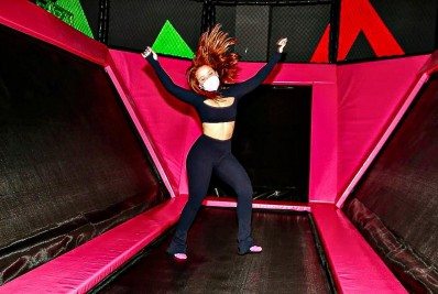 Após voltar dos Estados Unidos, Larissa Manoela brinca em parque de diversões