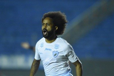 Após falas racistas contra Celsinho, jornalistas são afastados