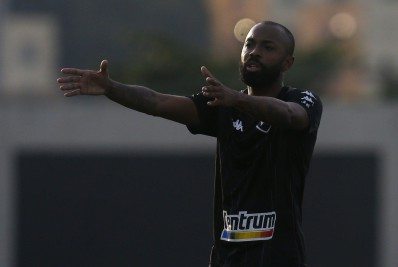 Em partida atrasada, Botafogo recebe o CSA para tentar encostar no G4 