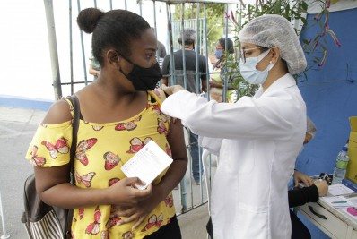 Parceria entre São Gonçalo e Uber leva pessoas de graça para tomar vacina