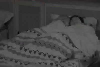 Pyong Lee aparece na cama com participante da 'A Ilha'