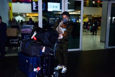 Após mais de dois meses fora do país, Marcos Mion e família estão de volta