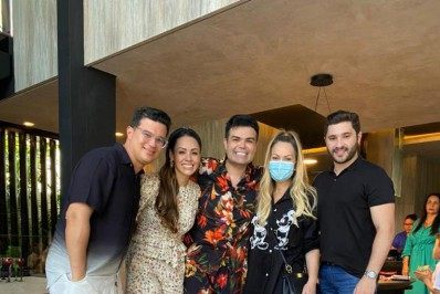 Solange Almeida canta em aniversário surpresa em Fortaleza