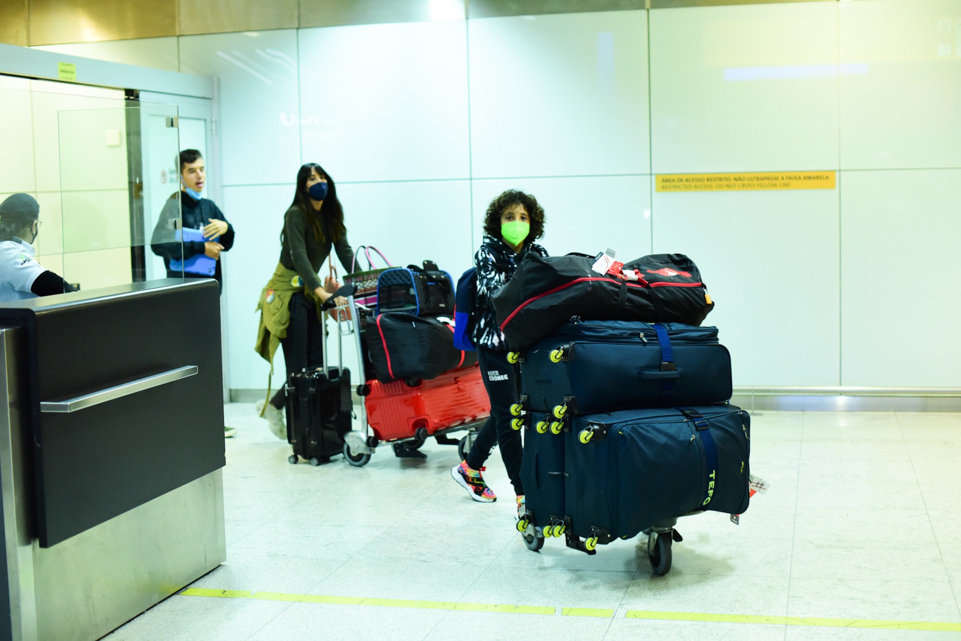 Marcos Mion desembarca com a família no aeroporto de Guarulhos, em São Paulo, na manhã desta segunda-feira - Ag. News