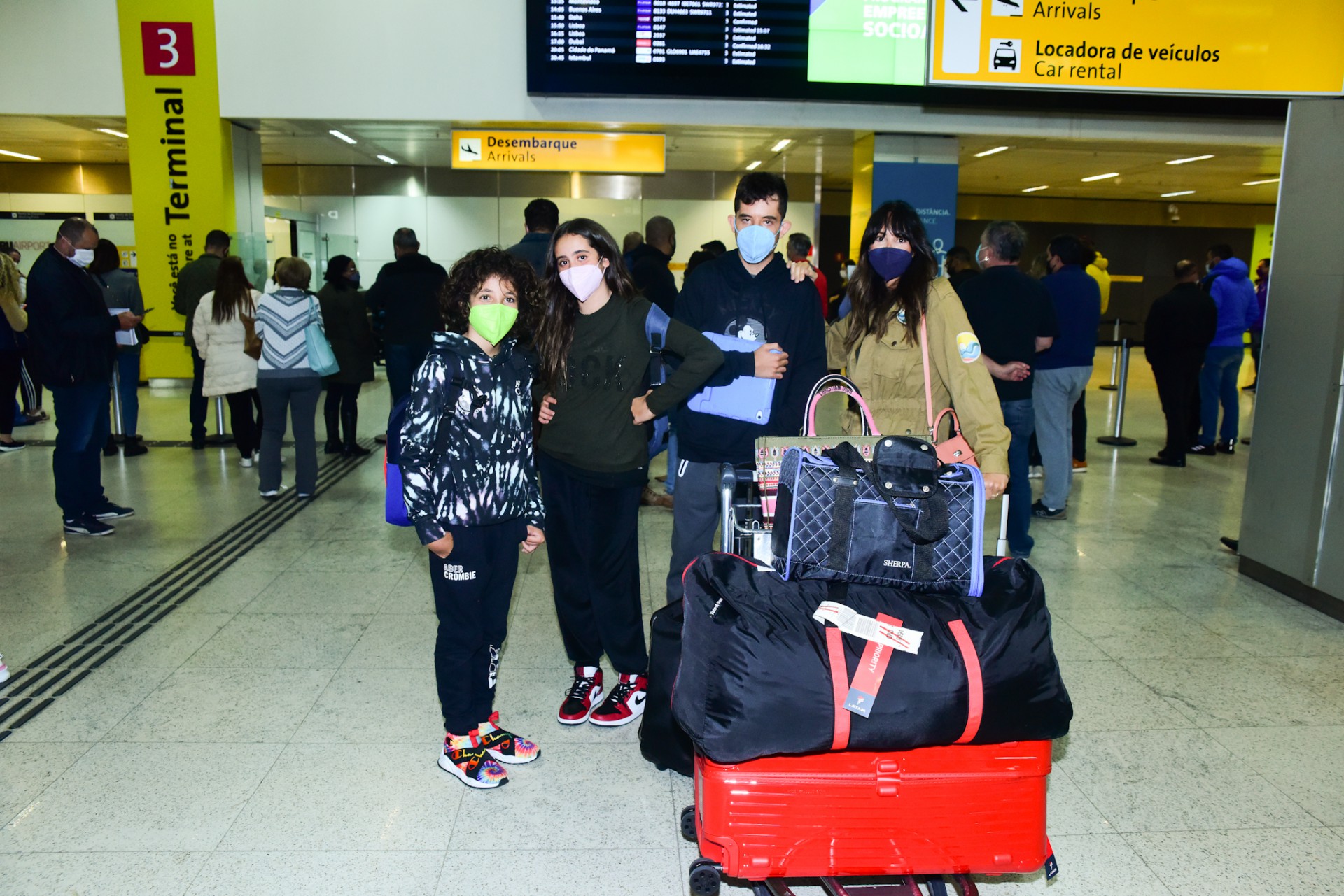 Marcos Mion desembarca com a família no aeroporto de Guarulhos, em São Paulo, na manhã desta segunda-feira - Ag. News