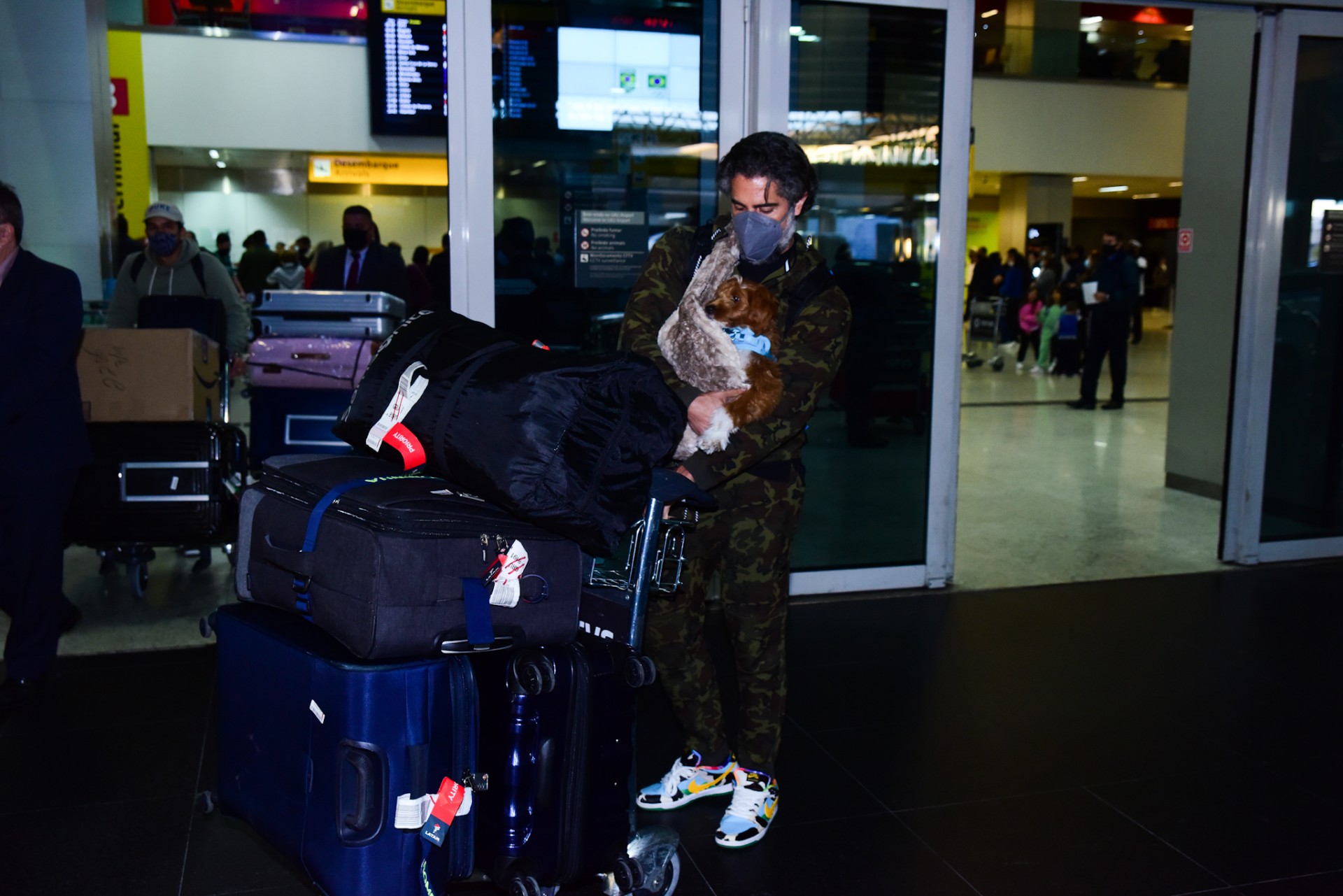 Marcos Mion desembarca com a família no aeroporto de Guarulhos, em São Paulo, na manhã desta segunda-feira - Ag. News