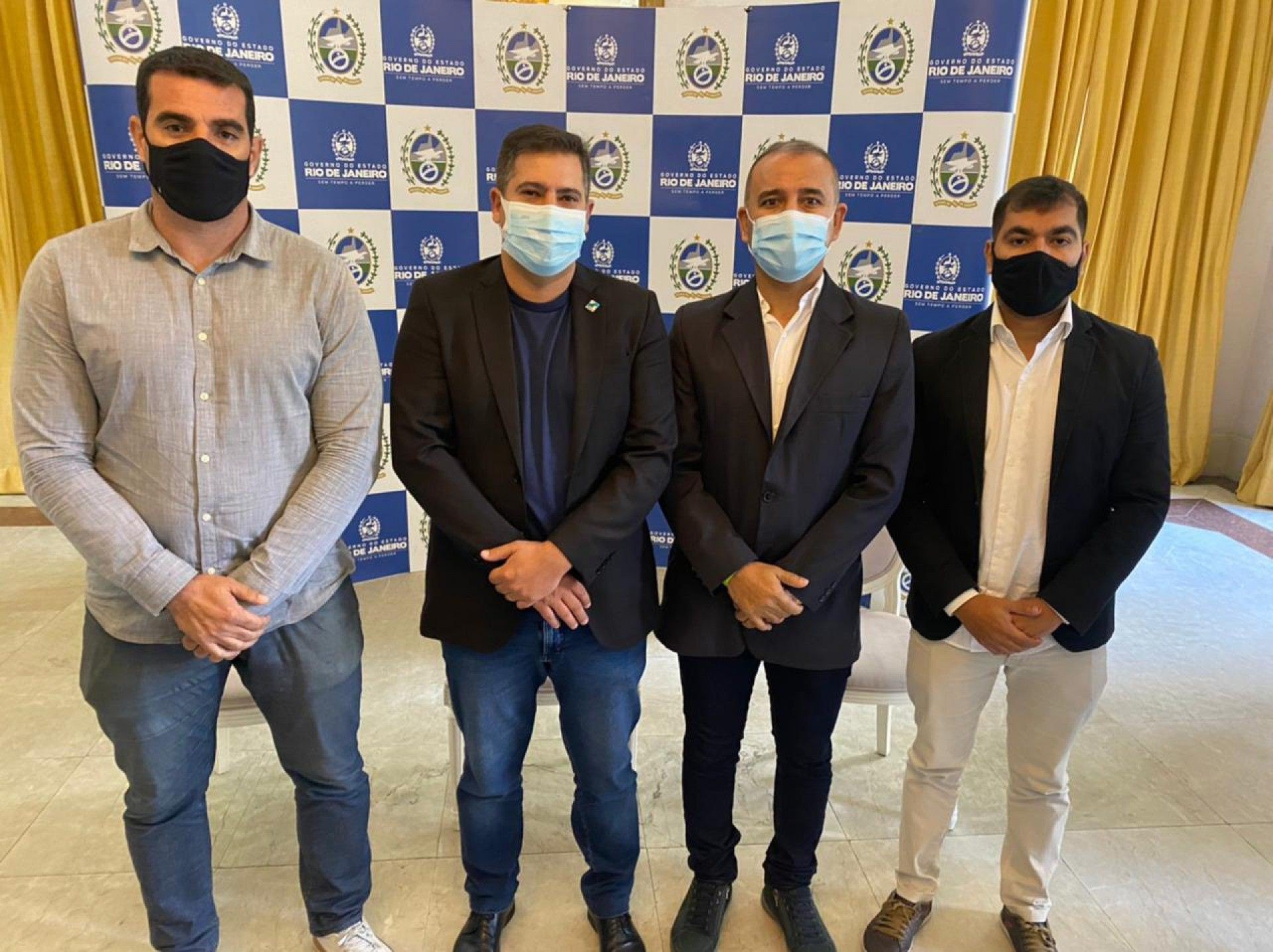 Prefeito de Iguaba, Vantoil Martins com secret&aacute;rio de Governo, Jales Lins; chefe de Gabinete, Fabio Costa; e secret&aacute;rio Estadual de Ci&ecirc;ncia e Tecnologia, Dr Serginho  - SECOM 