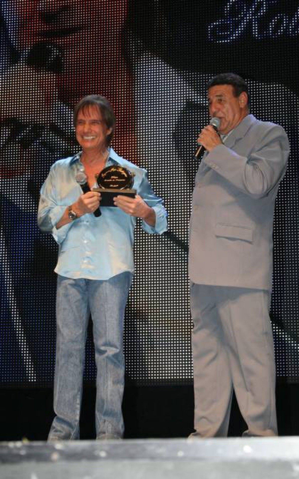 Jorge Perlingeiro com Roberto Carlos em premiação no Vivo Rio, em 2011