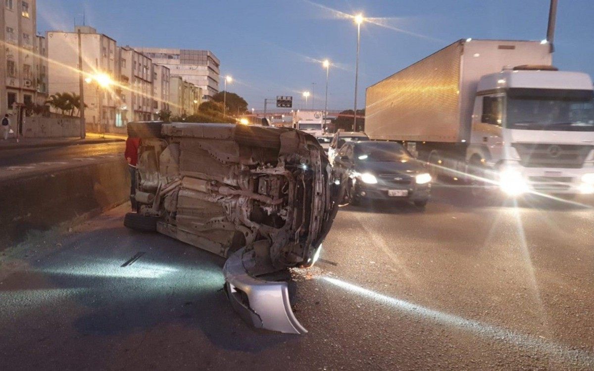 Acidente com carro na Avenida Brasil, sentido Centro