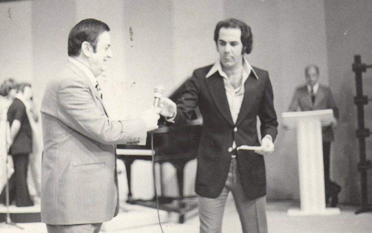 Jorge Perlingeiro, ainda no início da carreira, com o pai, o lendário Aérton Perlingeiro, na extinta TV Tupi