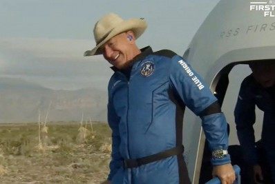 Cápsula espacial com Jeff Bezos a bordo aterrissa de volta no Texas
