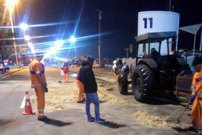 Ressaca leva areia para o calçadão do Leblon; madrugada tem recorde de frio, com 8,4°C