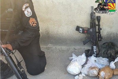 Agentes do 21º BPM apreendem um fuzil e drogas após confronto com criminosos