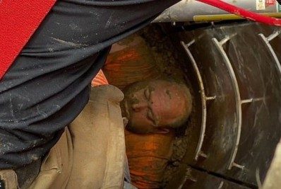 Bombeiros resgatam homem que ficou preso em trincheira de quase 6 metros